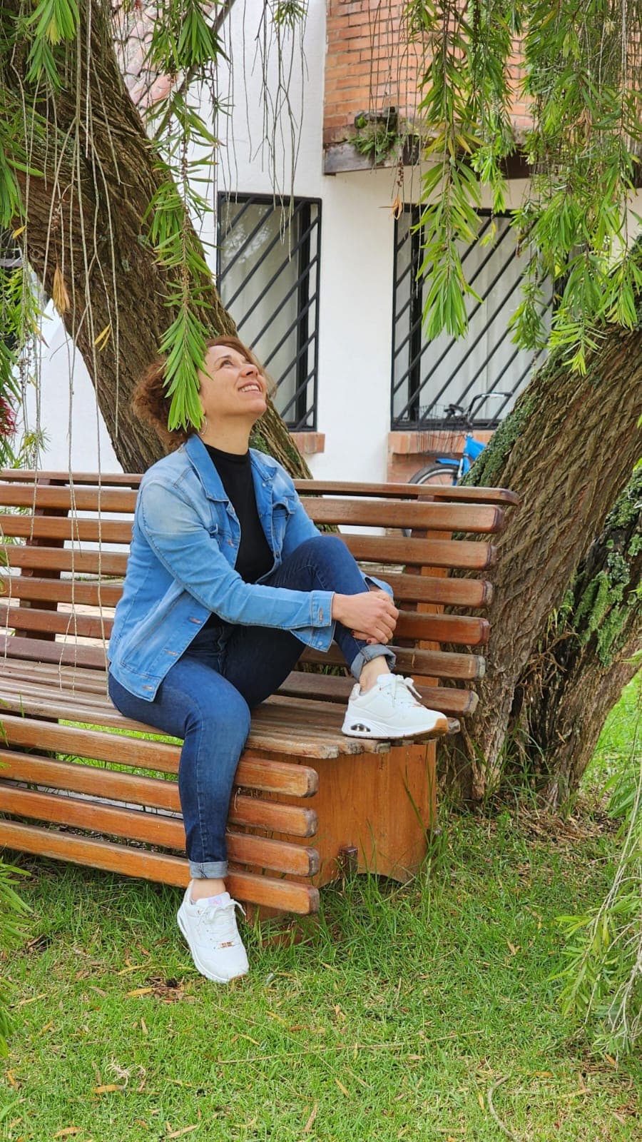 Mary Ledesma mirando hacia el cielo